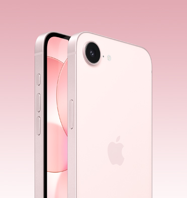 Voor- en achterkant van iPhone 17e in zachtroze, gedeeltelijk zichtbaar scherm aan de voorkant, achterkant met Apple logo en enkele camera, zijkant met Actieknop, volumeknoppen en zijknop.
