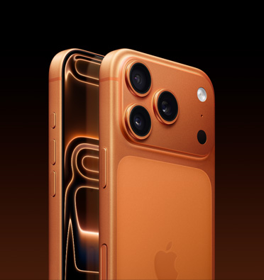 iPhone 17 Pro in de kleur Kosmisch Oranje met gedeeltelijk zichtbaar display, schuin zijaanzicht met Actieknop, volumeknop en zijknop in beeld. Op de achterkant is links bovenaan het Pro Fusion-camerasysteem te zien.