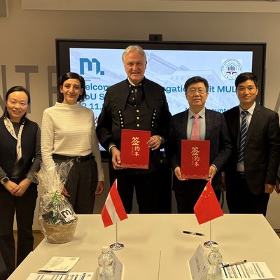 v.l.n.r.: Jie Zhou (China und Südostasien Projektmanagerin, MIREU), Univ.-Prof. Susanne Michelic (Leiterin des Lehrstuhls für Eisen- und Stahlmetallurgie) und Rektor Peter Moser gemeinsam mit der Delegation der Anhui University of Technology (AHUT). Foto: © International Relations and European University/Simon Furggler.