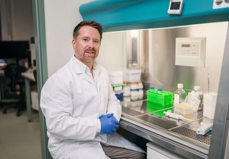 Tobias Käser möchte die Vetmeduni als führende Adresse für Impfstoffentwicklung im Schwein zu etablieren – wissenschaftlich exzellent, ethisch verantwortungsvoll und immer mit dem Anspruch, das Immunsystem des Schweins besser zu verstehen. 