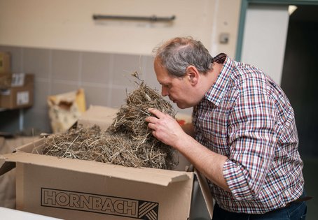 Was genau ist „gutes“ Heu und woran erkennt man es? Am Zentrum für Tierernährung und Tierschutzwissenschaften der Vetmeduni werden regelmäßig HEUANALYSEN durchgeführt. Dabei geht es in erster Linie um eine Beurteilung mit den eigenen Sinnen.