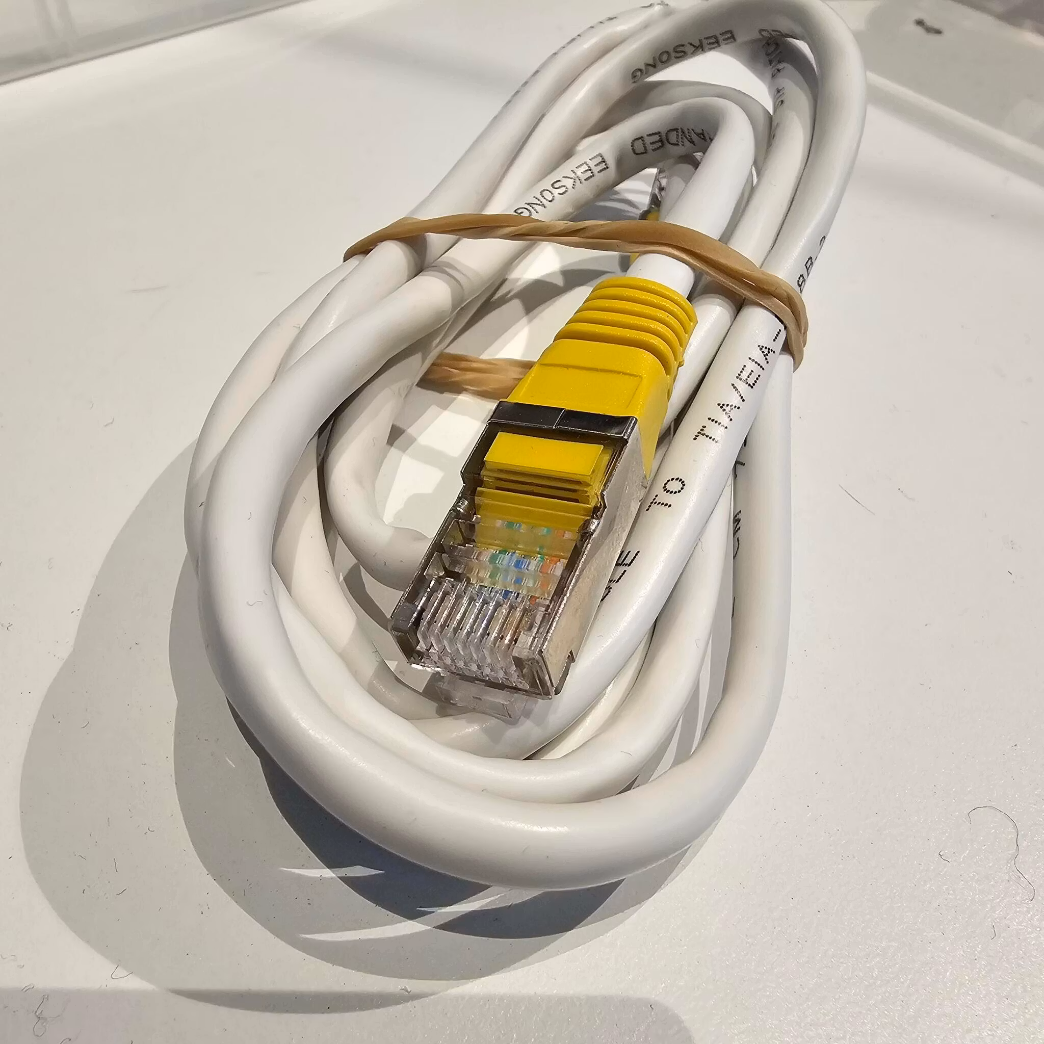 Nettverkskabel 2m flat hvit