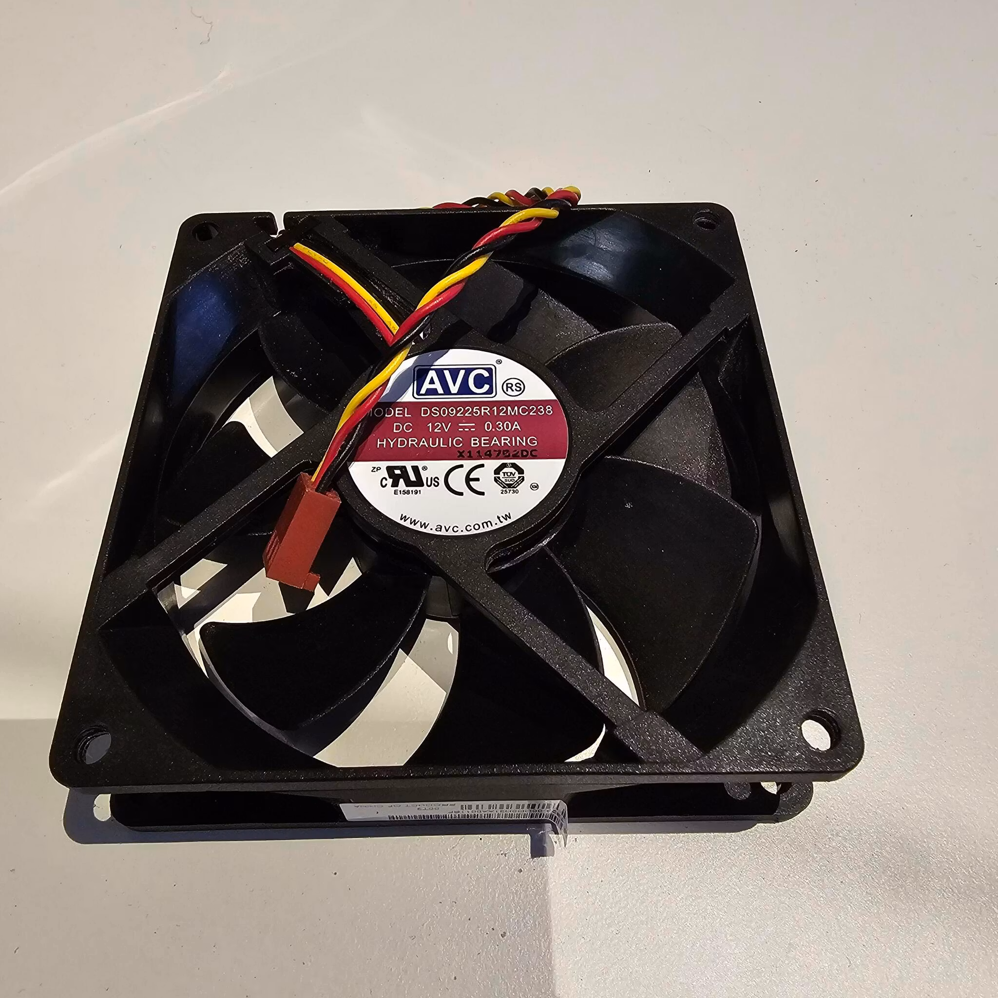 AVC 12VDC vifte 90mm x 90mm x 25mm 0.30A  3pin connector