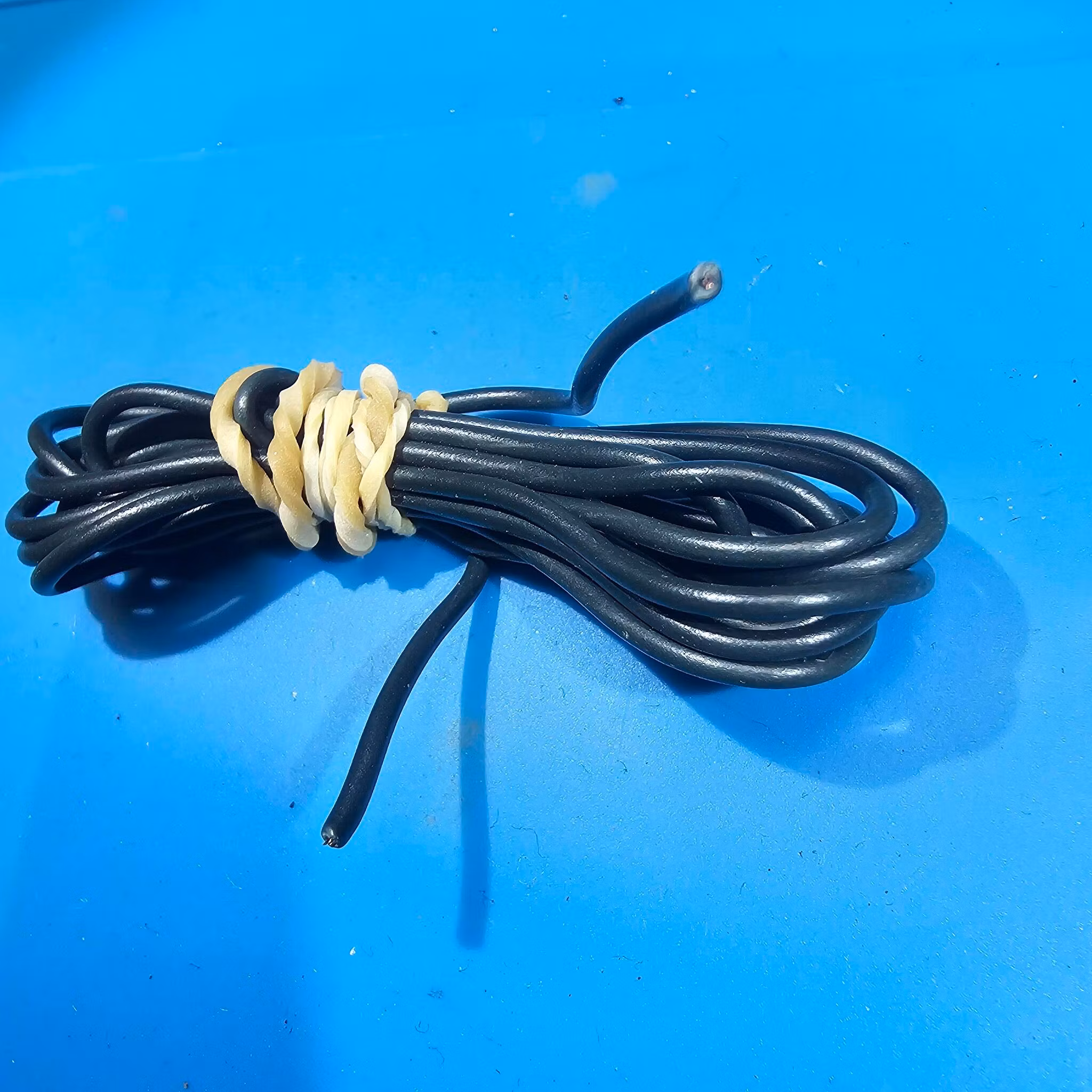 Tynn kopperkabel mellom 90cm og 100cm