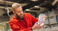 Forsker Andreas Hagemann i laben hos SINTEF.