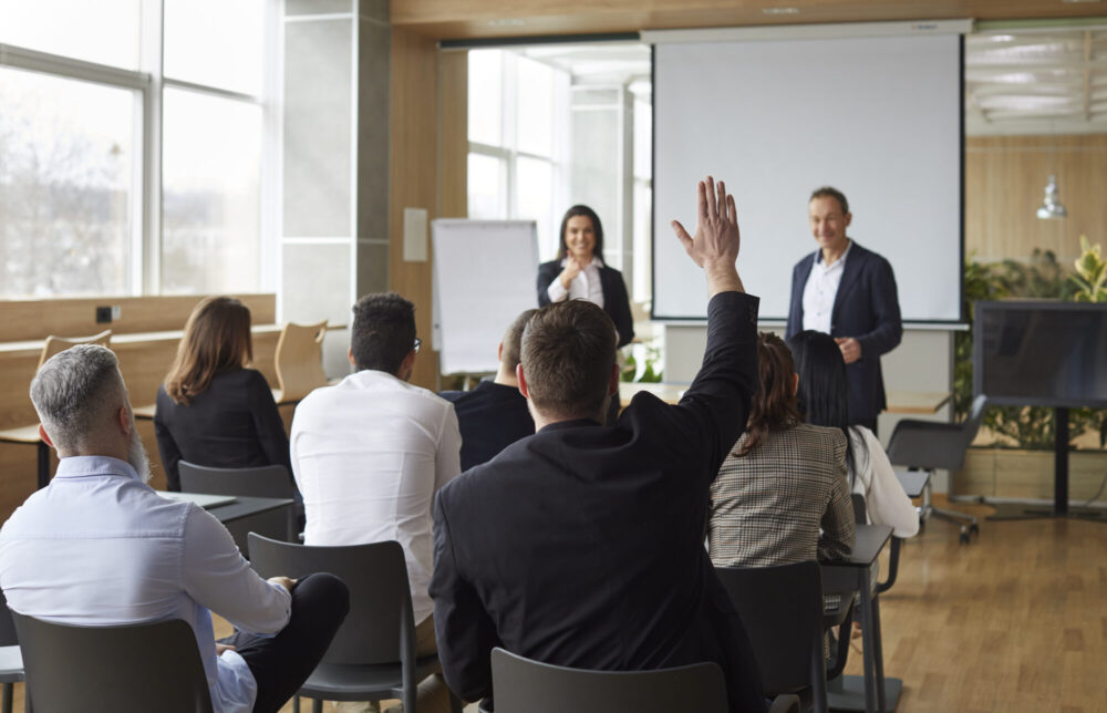 Angst. Foto viser et møte på en arbeidsplass. 