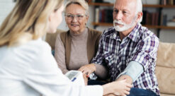 Hjerneslag: Lege måler blodtrykk hos pasient