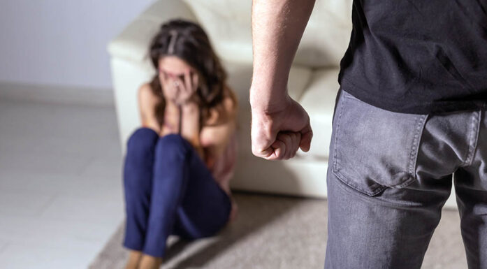 Partnervold: Bildet som illustrerer mann som er sint på kvinne