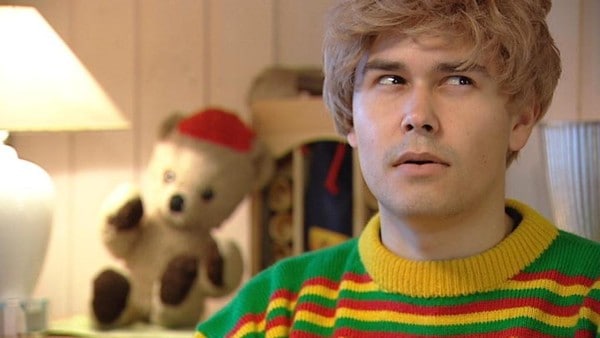 Ved et uhell havner pengesekken til to bankranere i hendene til Ville. I håp om å bli dagens helt, går han til verks for å returnere pengesekken til de han tror er eierne. På lulesamisk.