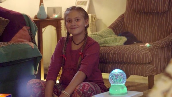 Alene hjemme, mørkt og uten strøm. Tina får ikke tak i hjelp. På lulesamisk.