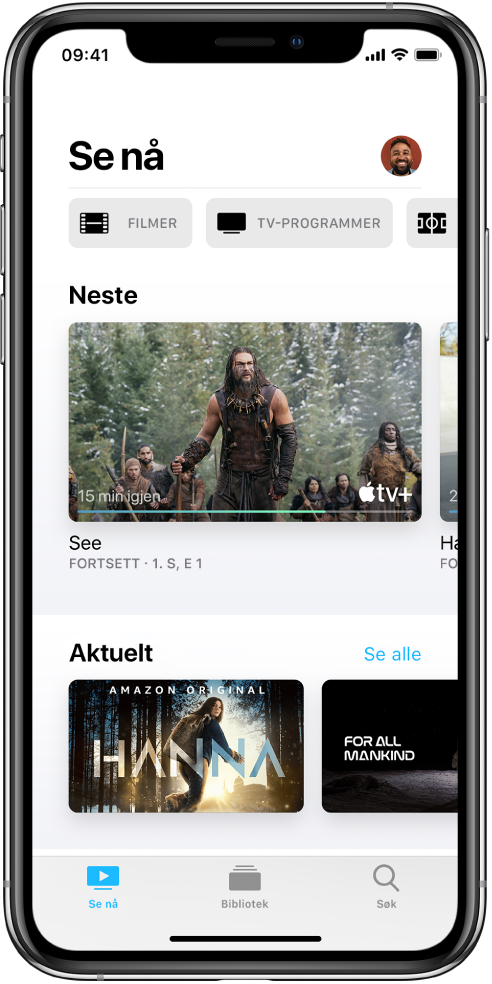 Se nå-skjermen viser knapper for Filmer, TV-programmer og Sport i den øverste raden. Neste-raden er i midten, over Aktuelt-raden. Nederst, fra venstre mot høyre, finnes Se nå-, Bibliotek- og Søk-fanene.