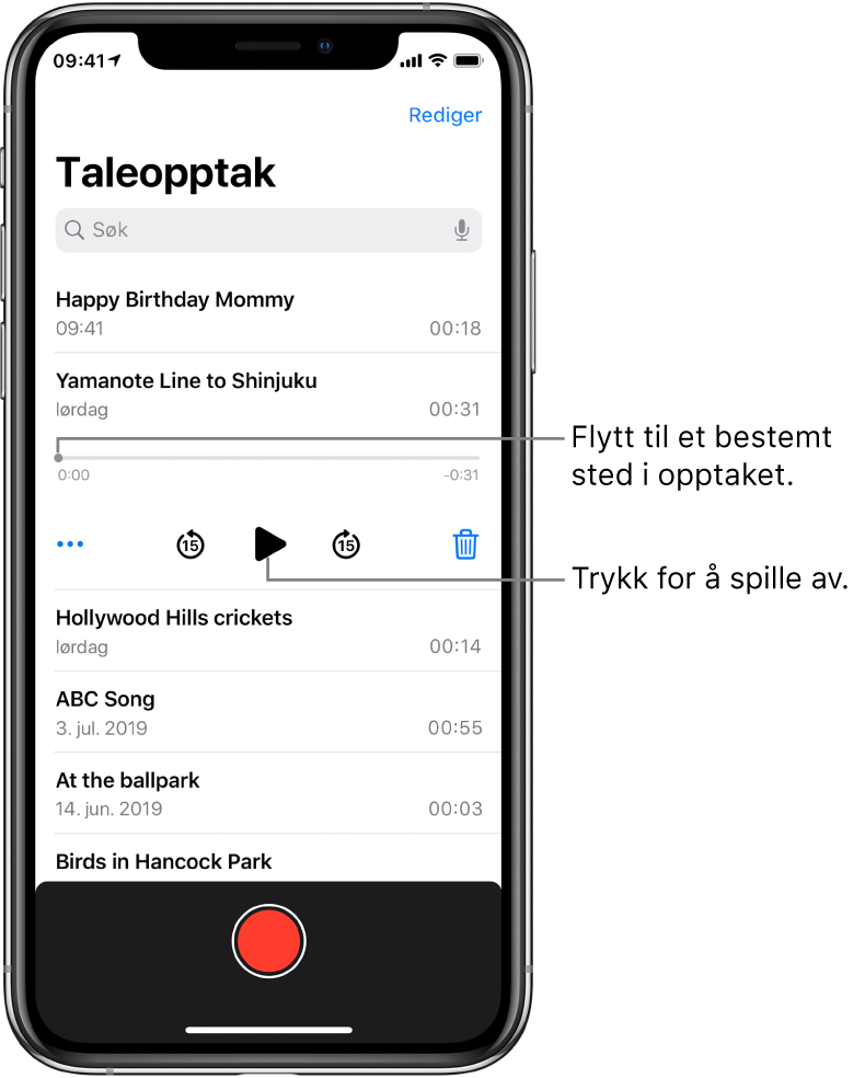 Skjermen med Taleopptak-listen, med et markert opptak øverst. Tidslinjen for opptaket har et spillehode og et start- og sluttidspunkt i hver ende. Under tidslinjen er Mer-knappen, som du kan trykke på for å redigere, duplisere eller dele et opptak, knappen for å gå tilbake 15 sekunder, Spill av-knappen, knappen for å gå fram 15 sekunder og Slett-knappen. Under disse kontrollene er det en liste med opptak som kan åpnes med et trykk.