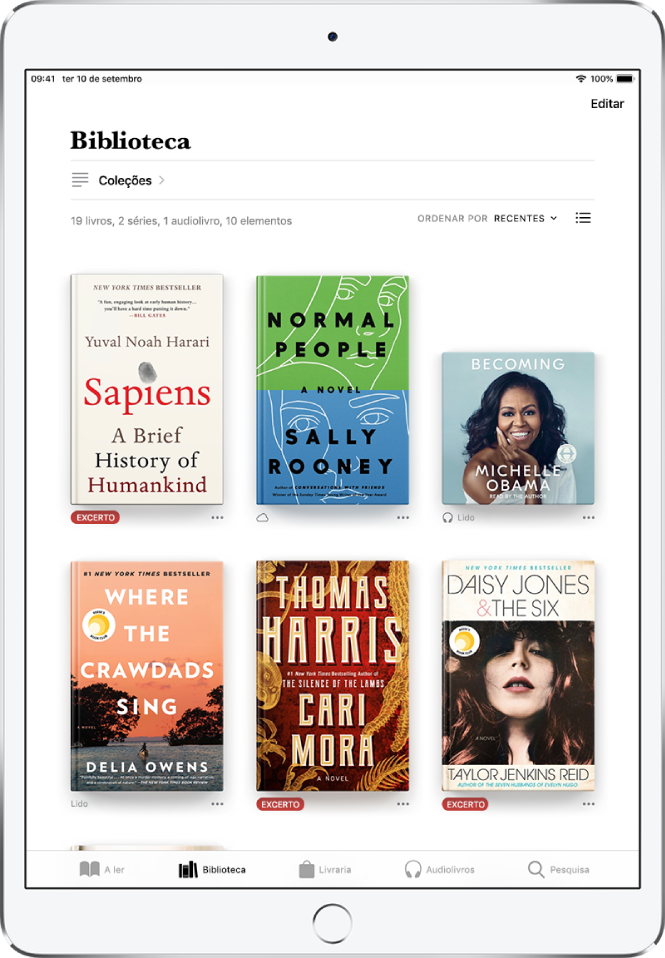 O ecrã Biblioteca na aplicação Livros. Na parte superior do ecrã encontra‑se o botão Coleções e opções de ordenação. A opção de ordenação Recentes está selecionada. No meio do ecrã estão capas de livros na biblioteca. Na parte inferior do ecrã encontram‑se os seguintes separadores, da esquerda para a direita: “A ler”, Biblioteca, Livraria, Audiolivros e Pesquisa.