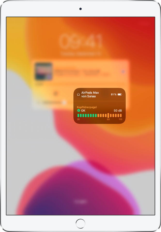 Eine Karte überlagert die Anzeige auf dem Bildschirm. Die Karte zeigt die Kopfhörerpegel für die AirPods. Die Pegelanzeige zeigt 50 Dezibel und die Beschriftung lautet „OK“.