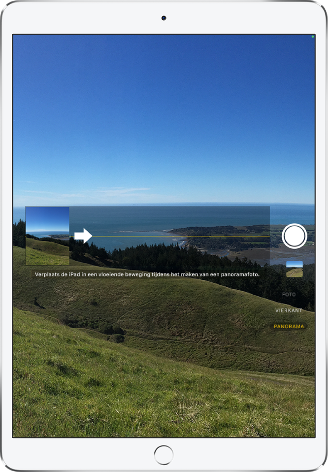 Camera in de panoramamodus. Een pijl links van het midden wijst naar rechts om de schuifrichting aan te geven.