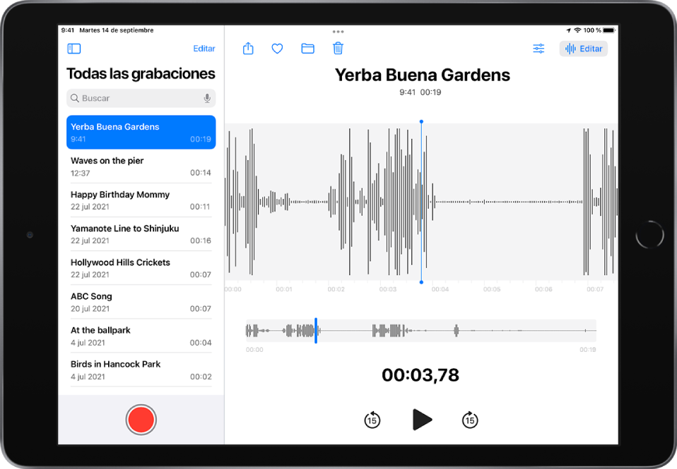 La lista de Notas de Voz está a la izquierda, con una grabación seleccionada arriba. A la derecha, la grabación tiene un cursor de reproducción, que puedes arrastrar por la forma de onda para ir a un punto determinado de la grabación, y una línea de tiempo debajo de la forma de onda. Arriba están los botones Compartir, Favorita, Trasladar, Eliminar, “Ajustes de reproducción” y Editar. Bajo la línea de tiempo, se encuentran los botones para rebobinar 15 segundos, reproducir y avanzar rápido 15 segundos.