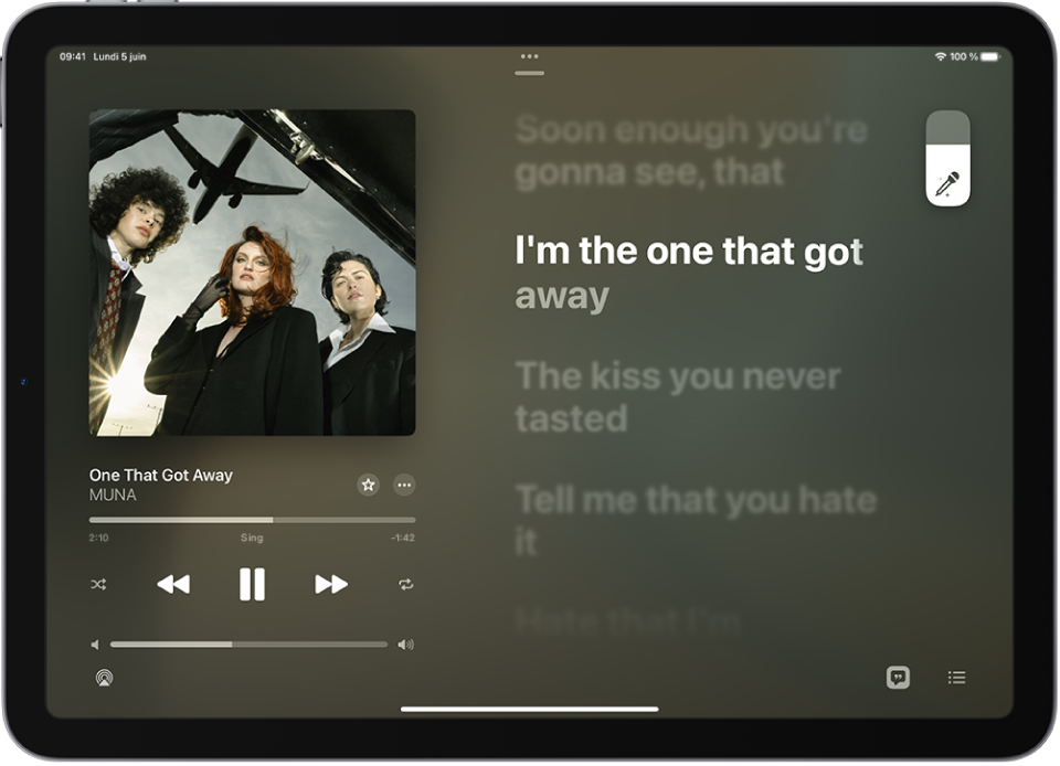 L’écran À l’écoute affichant les paroles d’un morceau avec le curseur Apple Music Sing en haut à droite.