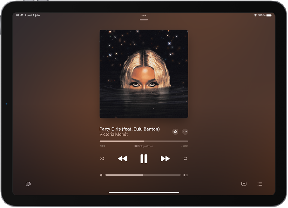 L’écran À l’écoute avec l’illustration de l’album. En dessous se trouvent le titre du morceau, le nom de l’artiste, les boutons Favori et Plus, la tête de lecture, les commandes de lecture, le curseur de volume, le bouton « Destination pour la lecture », le bouton Paroles et le bouton « File d’attente ». Le bouton pour masquer À l’écoute se trouve en haut.