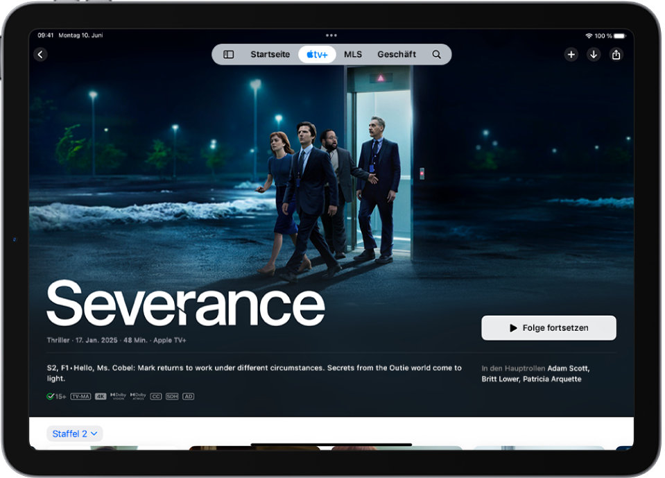 Im Tab „Apple TV+“ wird ein Apple Original mit dem Titel, der Wiedergabetaste und einer Beschreibung der Folge angezeigt. Oben auf dem Bildschirm befinden sich (von links nach rechts) die Tabs „Startseite“, „Apple TV+“, „MLS“, „Store“ und „Suchen“.