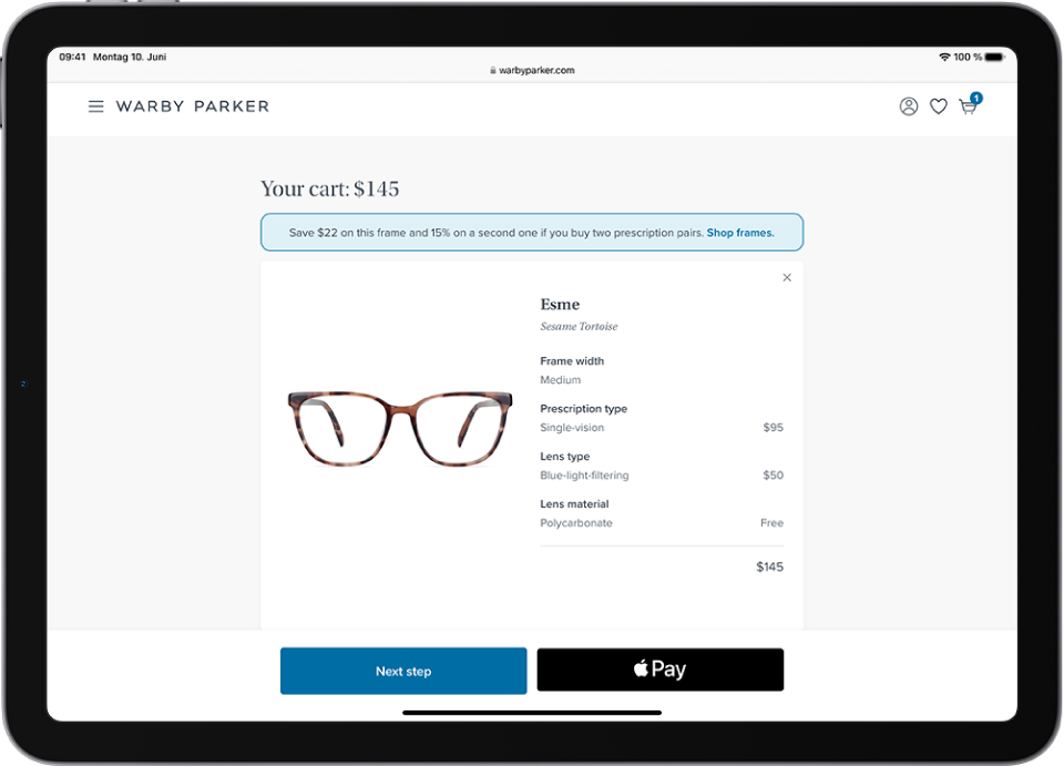 Eine Webseite in Safari, die einen Einkaufskorb mit den Preisen der ausgewählten Artikel zeigt. Die Taste „Apple Pay“ wird unten rechts angezeigt.
