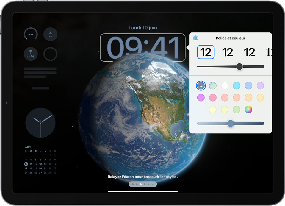 Écran verrouillé de l’iPad, avec une photo de la Terre remplissant l’écran. Sur le côté gauche figurent des widgets pour Horloge, Calendrier, Rappels, Météo et la batterie de l’Apple Pencil.