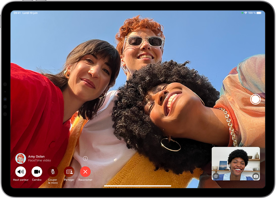 L’écran FaceTime montrant un appel en cours. L’image de l’émetteur de l’appel apparaît dans un petit rectangle dans le coin inférieur droit, et celle du destinataire occupe le reste de l’écran. En bas de l’écran se trouvent les commandes FaceTime, avec notamment les boutons Haut-parleur, Appareil photo, Couper le son, Partager du contenu et Fin. En haut des commandes se trouvent le nom ou le compte Apple de l’interlocuteur.