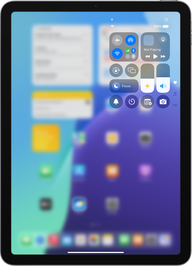 iPad କଣ୍ଟ୍ରୋଲ୍ ସେଣ୍ଟର୍। Wi-Fi + Cellular iPad ମଡେଲ୍ ପାଇଁ କଣ୍ଟ୍ରୋଲ୍ ସେଣ୍ଟର୍ର ଶୀର୍ଷ-ବାମ ଗ୍ରୂପ୍ରେ ଏୟର୍ପ୍ଲେନ୍ ମୋଡ୍, ମୋବାଇଲ ଡେଟା, Wi-Fi ଏବଂ Bluetooth ପାଇଁ କଣ୍ଟ୍ରୋଲ୍ ଅଛି। କ୍ଯାମେରା କଣ୍ଟ୍ରୋଲ୍ ନିମ୍ନ ଡାହାଣ ପଟେ ଅଛି।