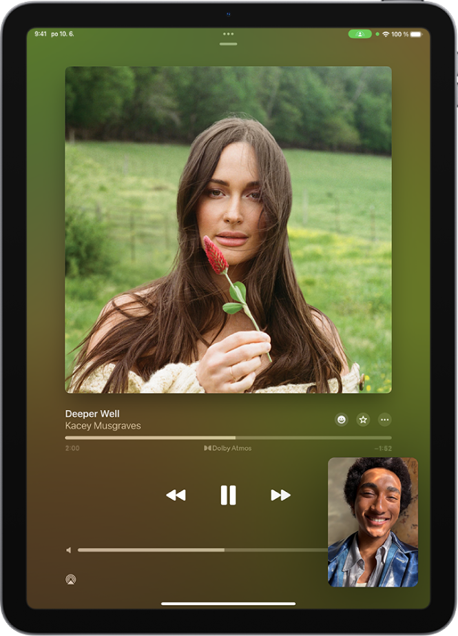 FaceTime hovor, v ktorom sa zobrazuje obsah z Apple Music synchronizovane zdieľaný cez so všetkými účastníkmi hovoru cez SharePlay. Vpravo dole je obraz osoby zdieľajúcej tento obsah, v hornej časti obrazovky je obrázok zdieľaného albumu a pod ním sú prvky na ovládanie prehrávania.