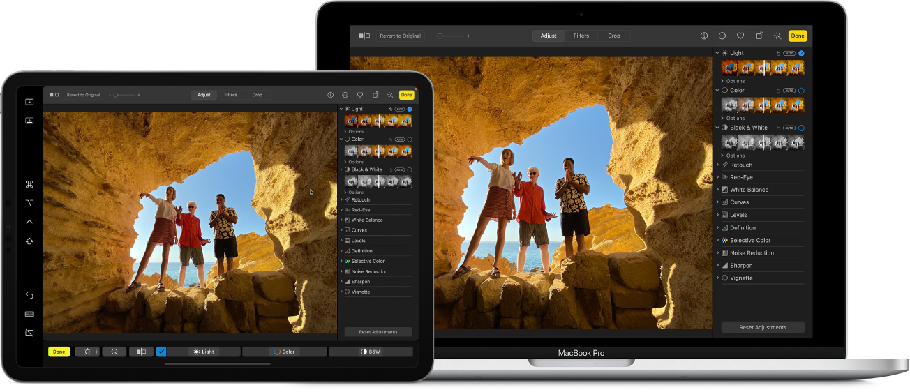 iPad స్క్రీన్ పక్కన ఉన్న Mac స్క్రీన్. రెండు స్క్రీన్లు ఫోటో ఎడిటింగ్ అప్లికేషన్ నుండి విండోను చూపుతాయి.