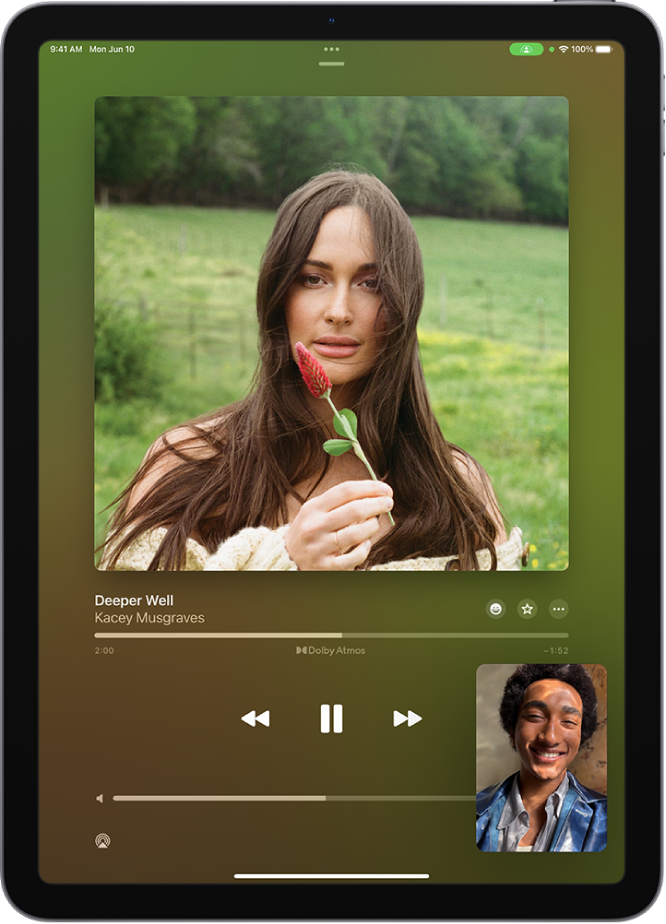 కాల్లో ఉన్న ప్రతి ఒక్కరితో Apple Music కంటెంట్ సింక్లో షేర్ చేయడాన్ని కలిగిన SharePlay సెషన్ను చూపుతున్న FaceTime కాల్. కంటెంట్ను షేర్ చేస్తున్న వ్యక్తి ఇమేజ్ దిగువ కుడి వైపున చూపబడింది, షేర్ చేయబడిన ఆల్బమ్ ఇమేజ్ స్క్రీన్ పైభాగంలో ఉంది, ప్లేబ్యాక్ కంట్రోల్స్ ఆల్బమ్ ఇమేజ్కు దిగువన ఉన్నాయి.