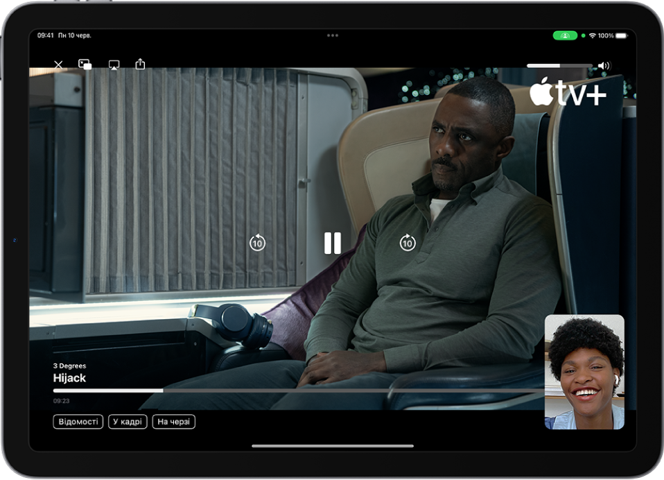 Виклик FaceTime із відображенням сеансу SharePlay з відеовмістом Apple TV+, поширеним під час виклику. У малому вікні — особа, що поширює вміст. Відео заповнює решту екрана, а у верхній частині відео показано елементи керування відтворенням.