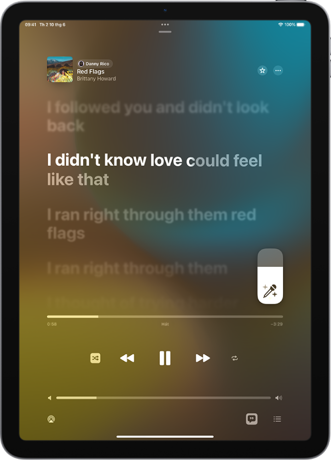 Màn hình Đang phát đang hiển thị thanh trượt Hát với Apple Music ở bên phải của lời bài hát. Lời bài hát hiện đang phát được tô sáng.