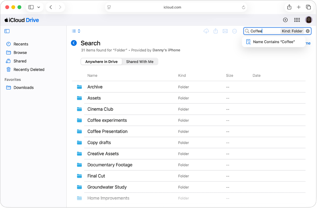 iCloud Drive dibuka di iCloud.com, dan menampilkan daftar folder. Istilah pencarian sedang dimasukkan ke bidang pencarian di pojok kanan atas jendela, dan saran pencarian muncul di bawahnya.