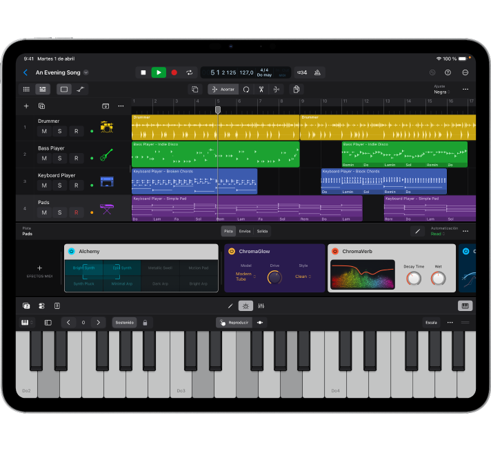 Proyecto de Logic Pro abierto en un iPad grande, que muestra el área de pistas, el área de módulos y la superficie de interpretación.