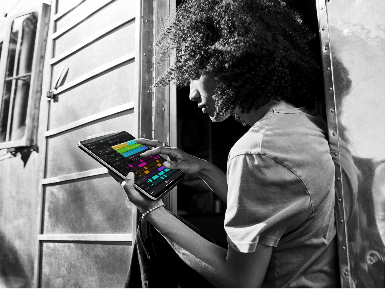 Projet Logic Pro ouvert sur un iPad avec l’utilisateur touchant l’écran.