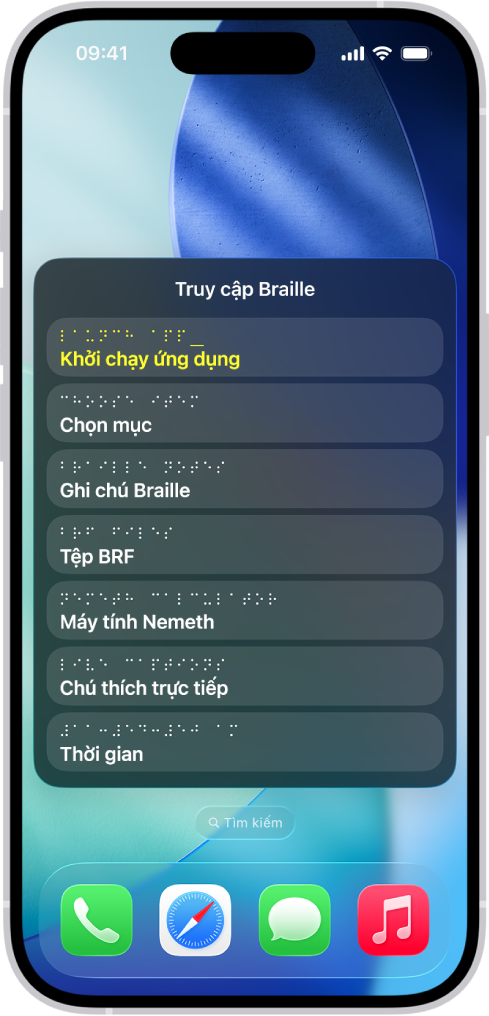 Một iPhone với menu Truy cập Braille đang mở, hiển thị các tùy chọn sau: Khởi chạy ứng dụng, Chọn mục, Ghi chú Braille, Tệp BRF, Máy tính Nemeth, Chú thích trực tiếp và Thời gian.