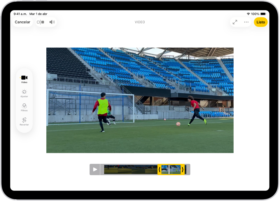 La pantalla de edición de la app Fotos con un video reproduciéndose en el centro. El visor de fotogramas está en la parte inferior del video, y hay un contorno amarillo alrededor de los fotogramas seleccionados para incluirse en el video acortado. En la parte izquierda de la pantalla están los botones Video, Ajustar, Filtrar y Recortar; y se selecciona el botón Video.