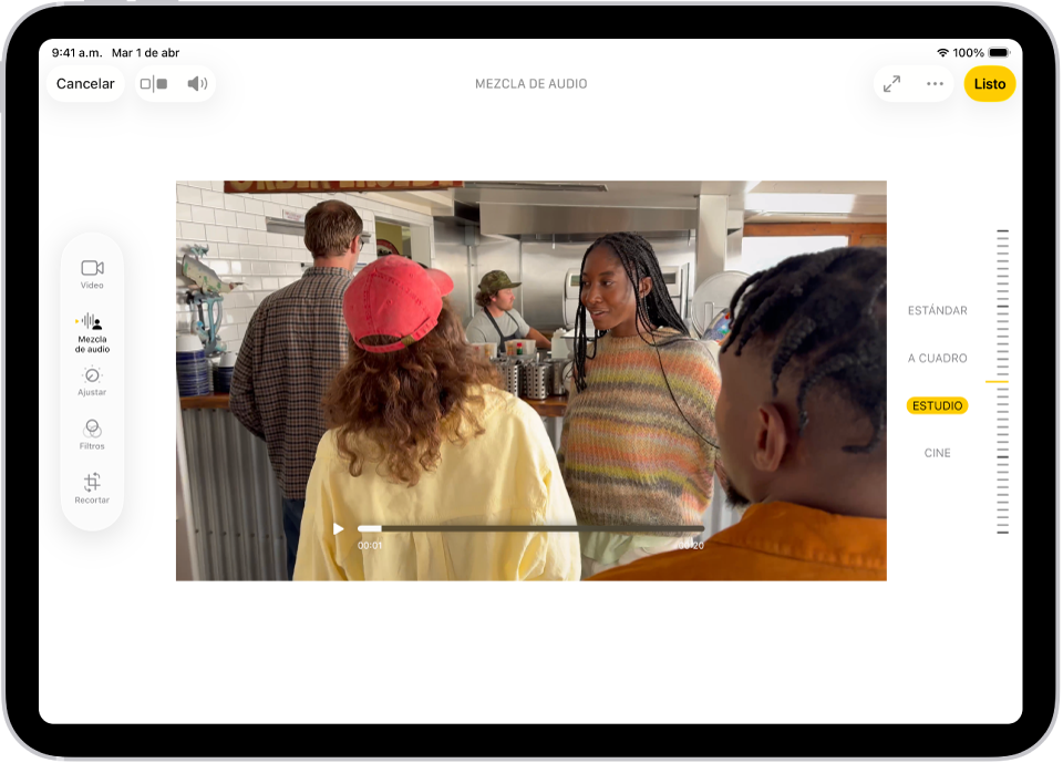 Hay un video abierto en la app Fotos. En el lado izquierdo de la pantalla están los botones Video, Mezcla de audio, Ajustar, Filtros y Recortar. La opción Mezcla de audio está seleccionada. En la parte derecha de la pantalla hay botones para ajustar las opciones de sonido, que son Estándar, A cuadro, Estudio y Cine. La opción Estudio está seleccionada.
