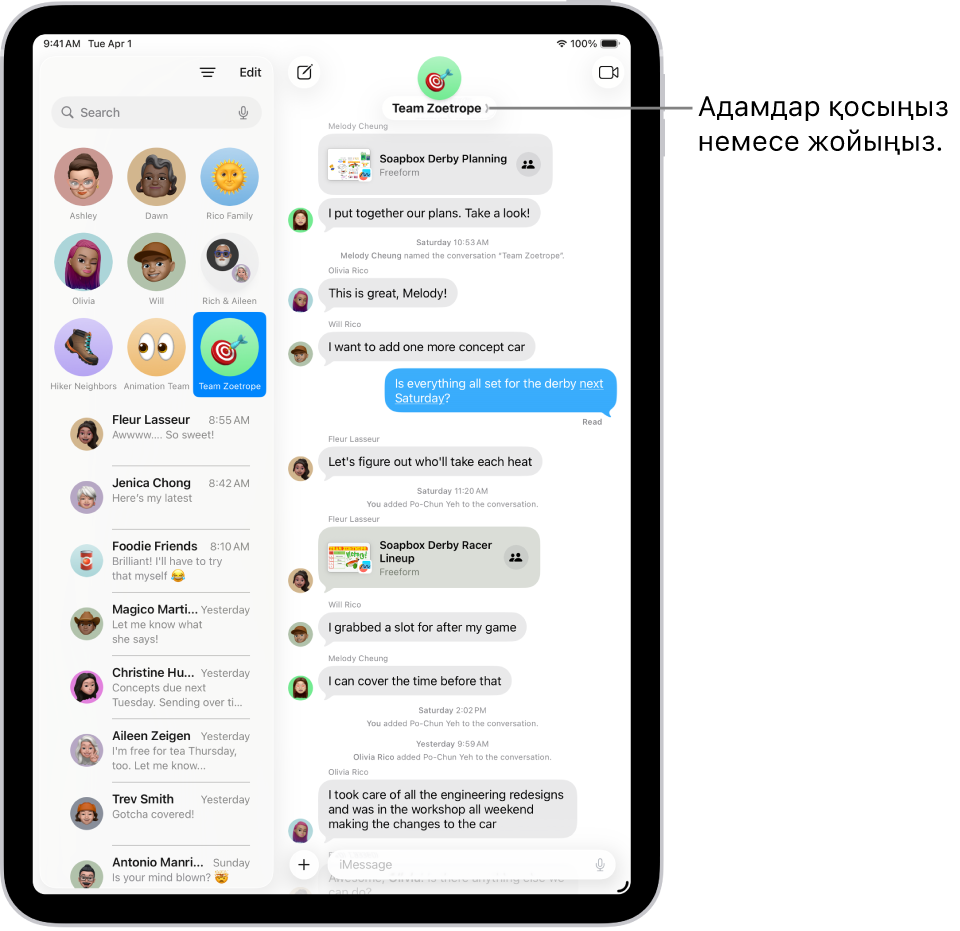 iPad құрылғысындағы «Хабарлар» қолданбасында топтық сөйлесу. Сол жақта бекітілген сұхбат сұхбаттар тізімінде таңдалған. Оң жақта ортақ файлдарды қамтитын сұхбат транскрипті бар.