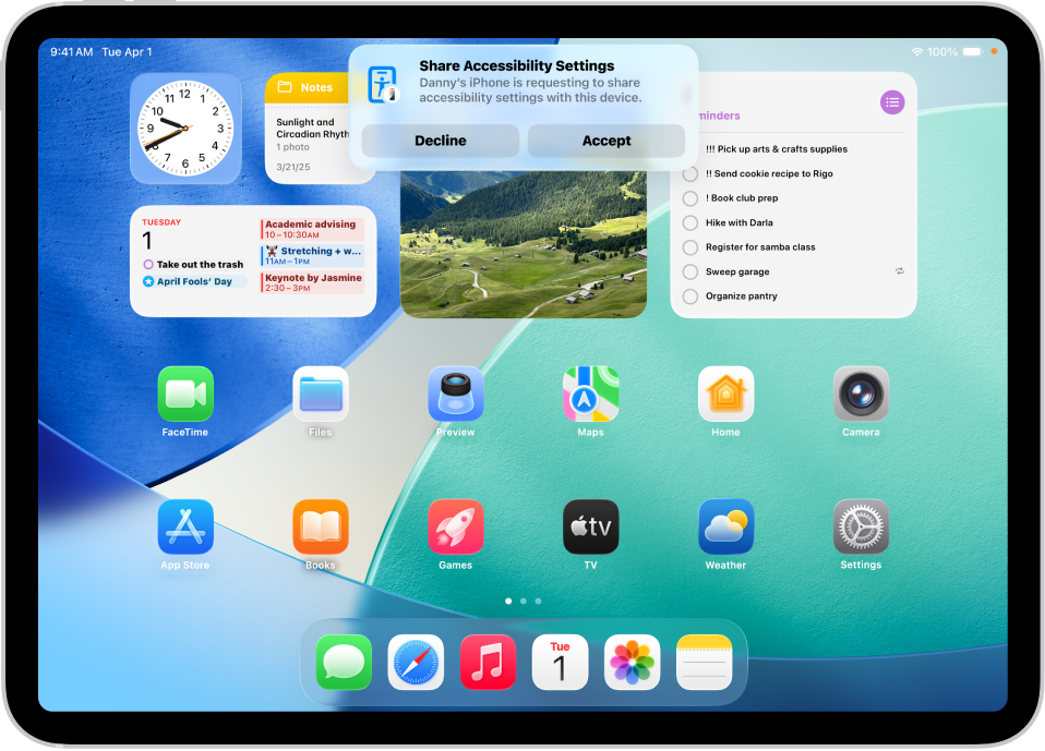 iPad میں ایک اطلاع دکھائی جا رہی ہے کہ Danny کا iPhone رسائیتی سیٹنگ شیئر کرنے کی درخواست کر رہا ہے۔