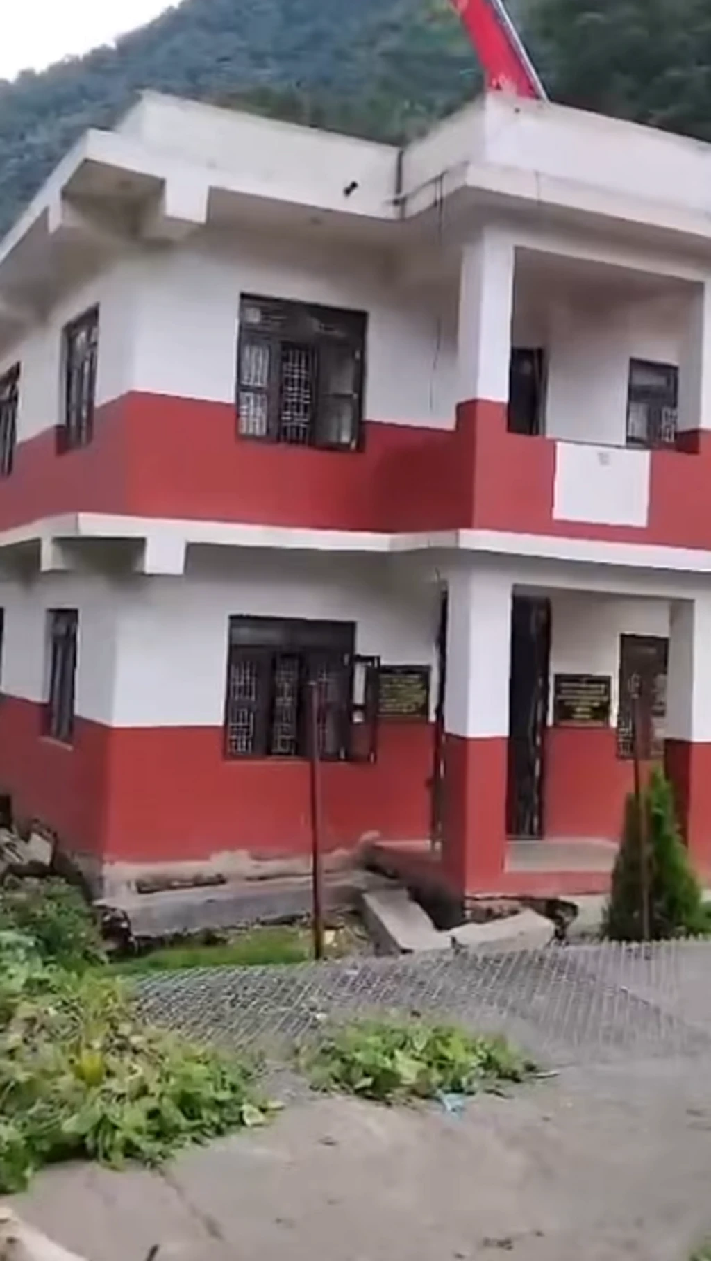 नदी के तेज़ बहाव में बह गई इमारत