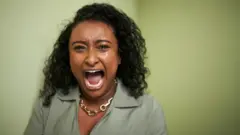 ልቧ የተሰበረ እና የምታለቅስ በ30ዎቹ የዕድሜ ክልል የምትገኝ ሴት