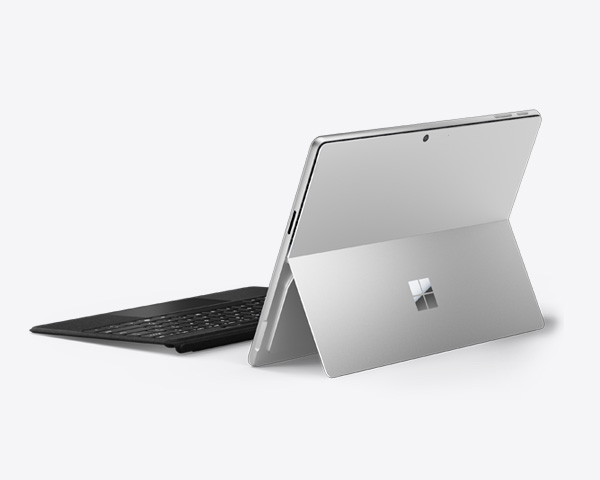 Surface-nettbrett i fargen sanddyne med tastatur og støtte