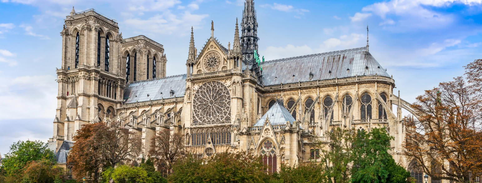 Bilde av fasaden til den gotiske katedralen Notre-Dame i Paris, Frankrike. 