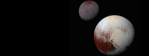 Dvergplaneten Pluto i forgrunnen, med månen dens i bakgrunnen. Begge er gulhvite med rødaktige felter. Nattehimmelen er helt svart.