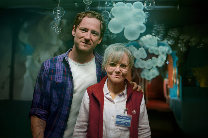 Remarkably Bright Creatures på Netflix er en rørende feelgood-film om sorg, familie, vennskap og håp – med Sally Field i en varm og sår hovedrolle.