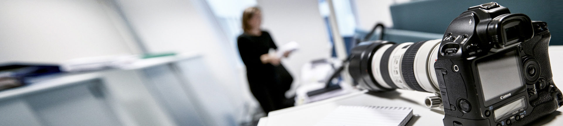 Pressekamera og skriveblokk.Foto