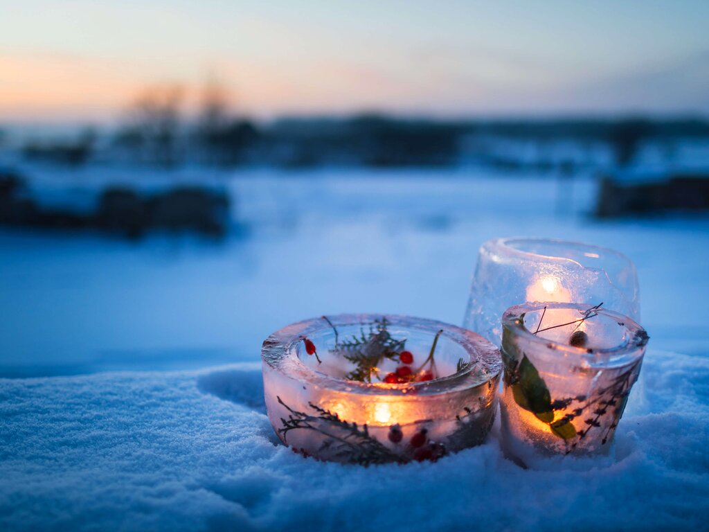 Lyslykt i snøen. Foto