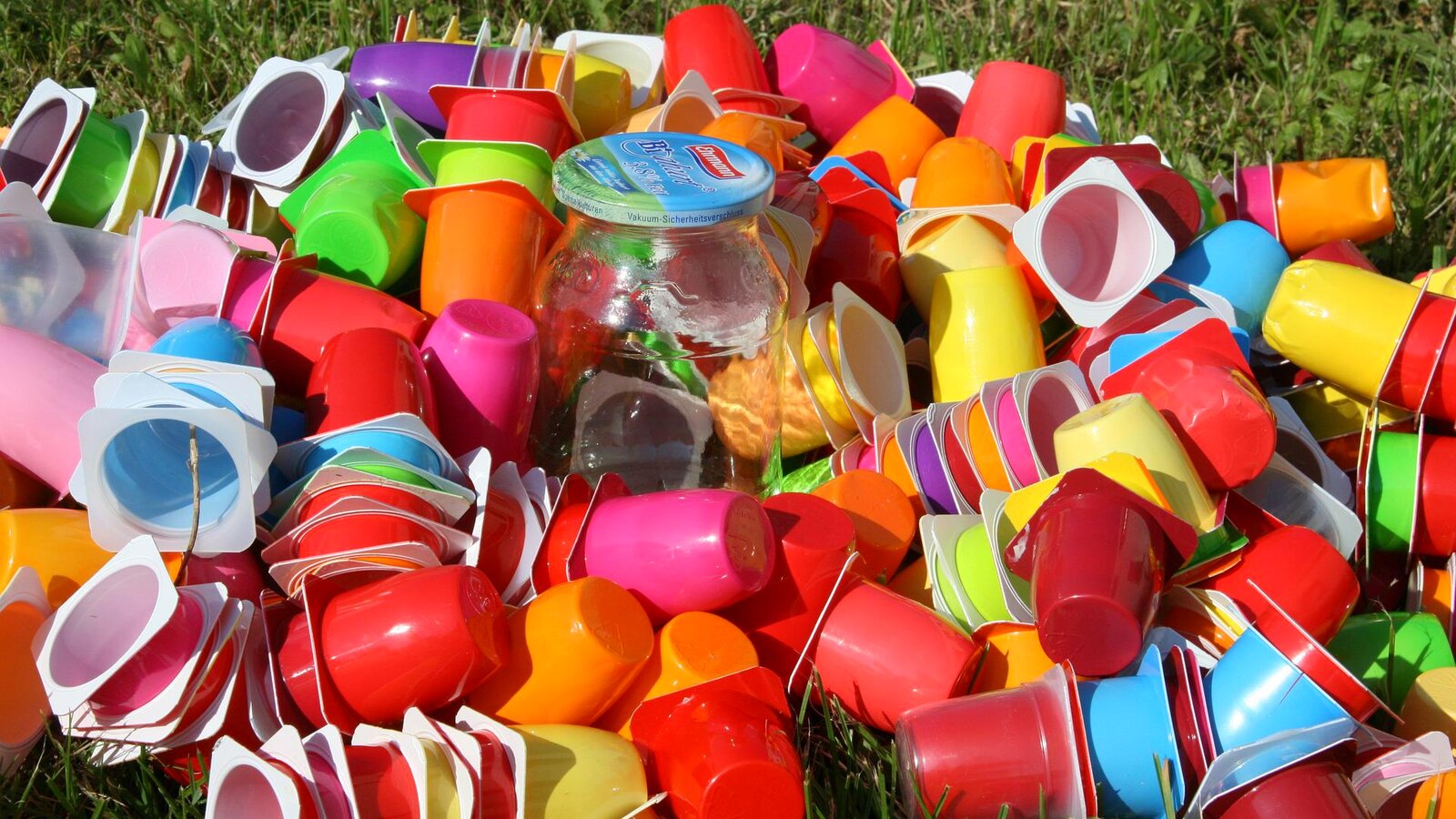 En haug med plastikkbeger