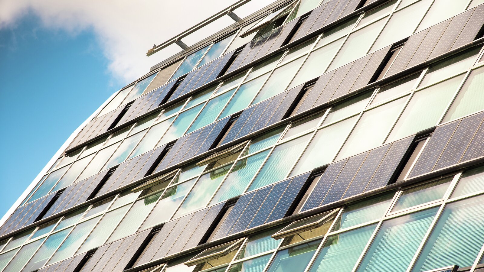 Bygg med solcellepanel og lufteluker